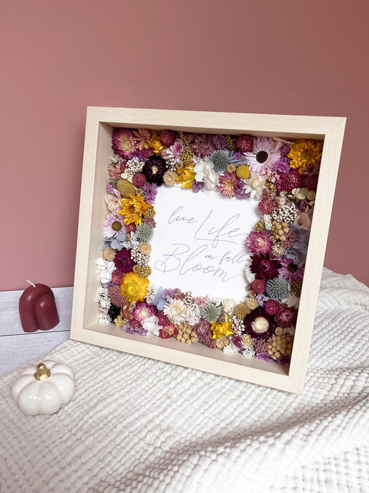 Cadre fleuri en bois avec passe-partout
