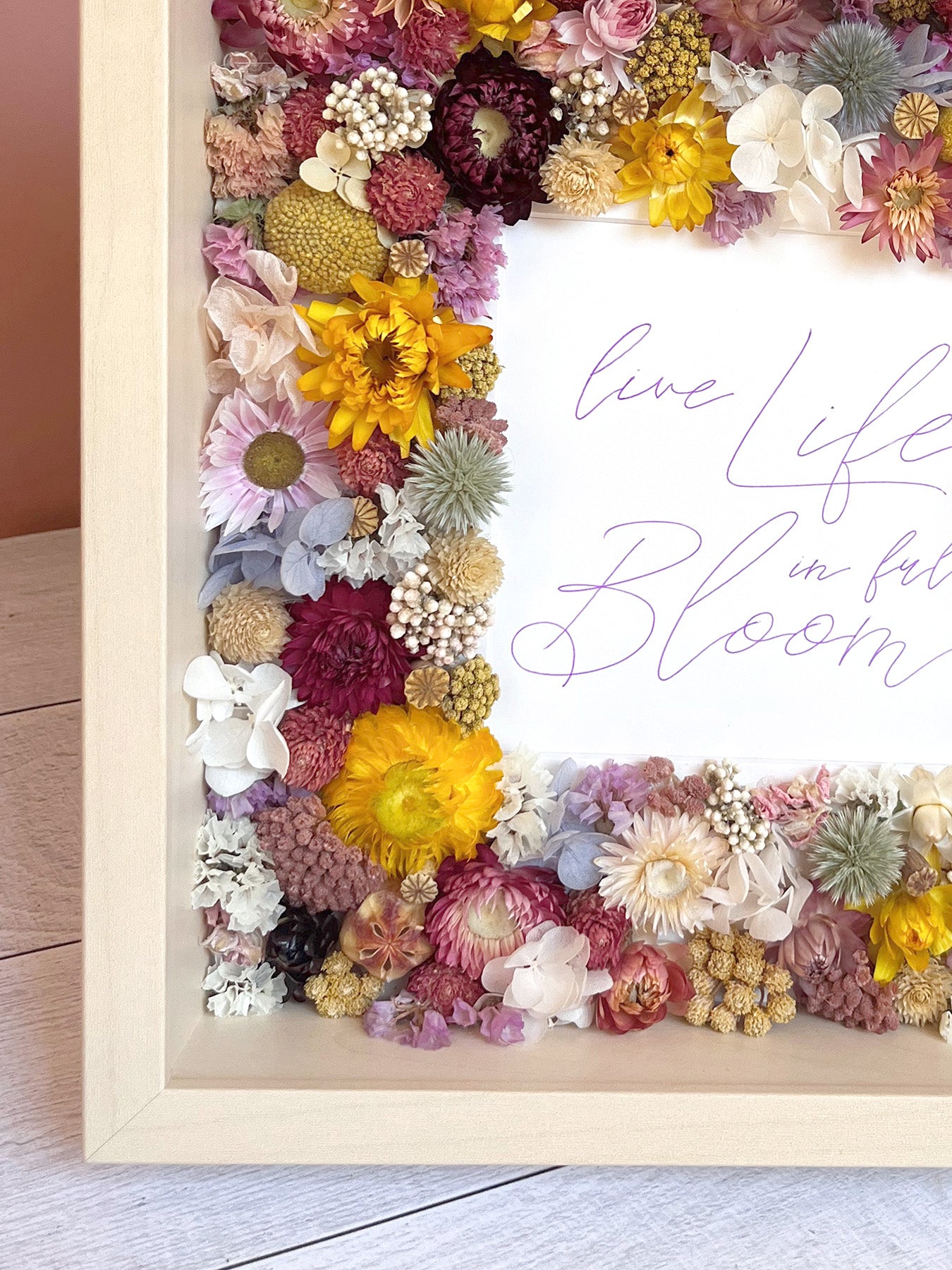 Cadre fleuri en bois avec passe-partout