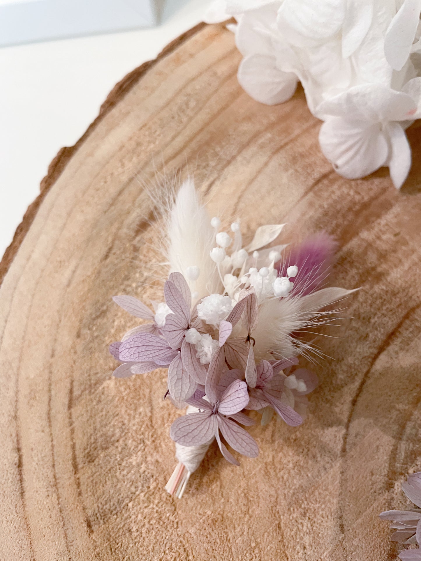 Peigne de mariée sur mesure et sa boutonnière assortie