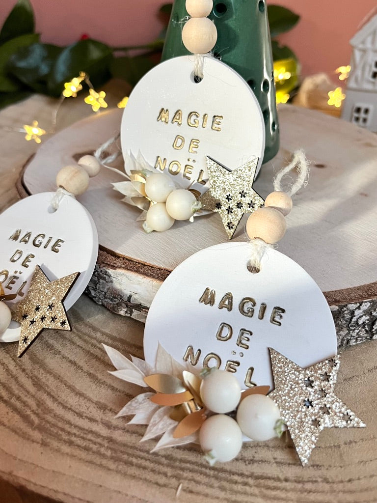 Suspension en argile et fleurs séchées