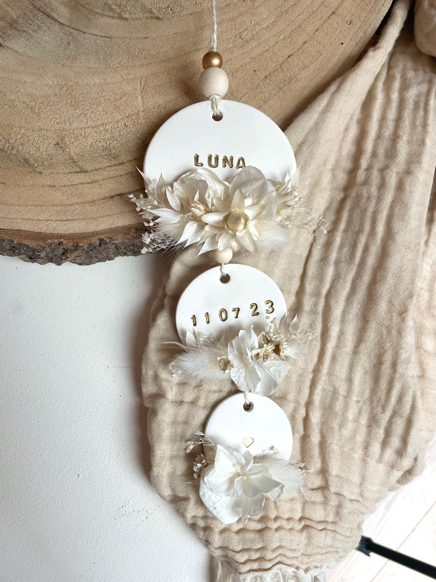 Suspension en argile et fleurs séchées