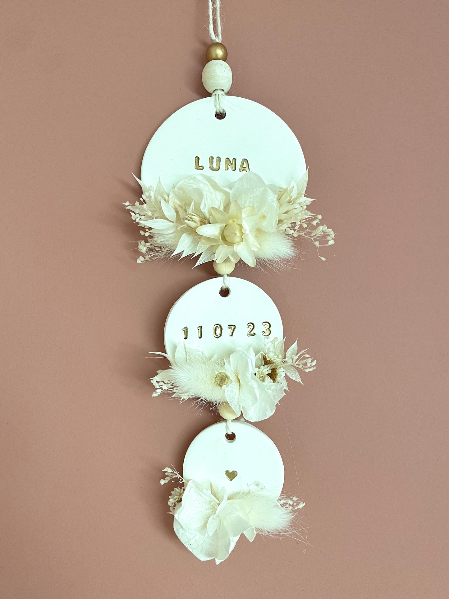 Suspension en argile et fleurs séchées