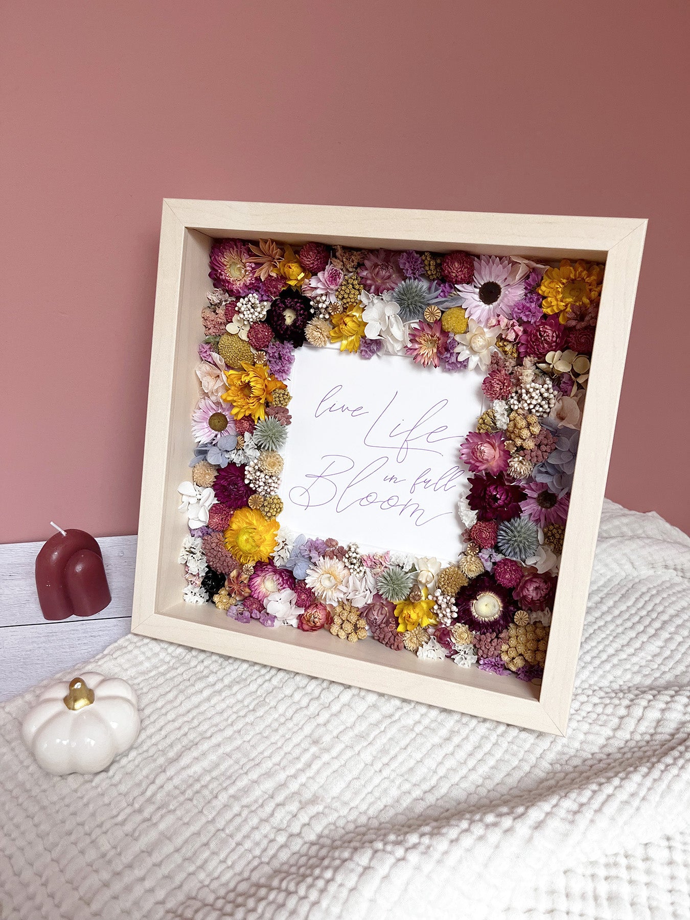 Cadre fleuri en bois avec passe-partout