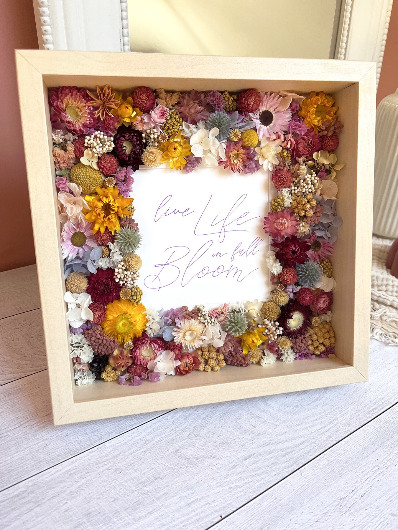 Cadre fleuri en bois avec passe-partout