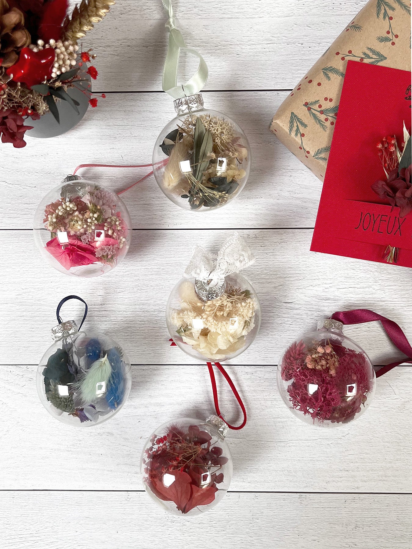 Boule de Noël en verre et fleurs séchées