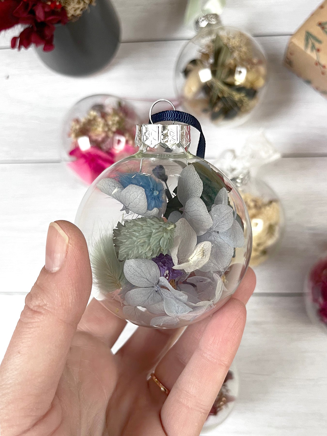 Boule de Noël en verre et fleurs séchées