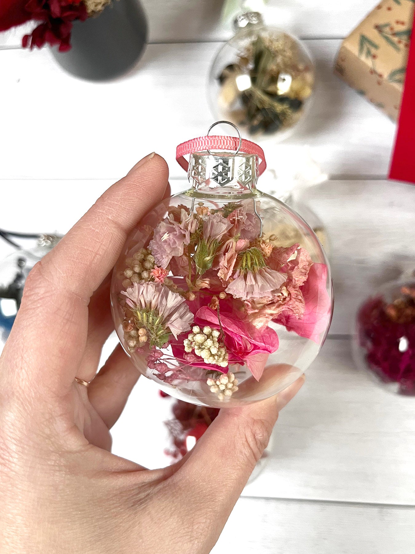 Boule de Noël en verre et fleurs séchées