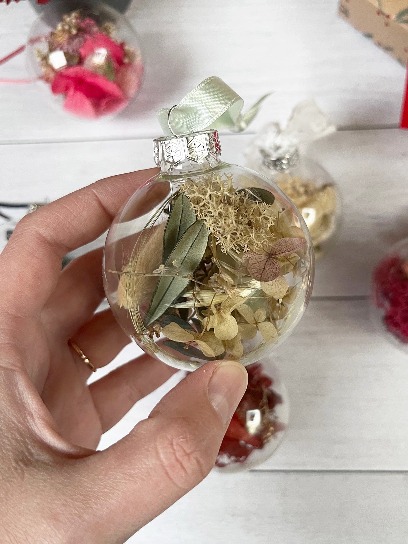 Boule de Noël en verre et fleurs séchées