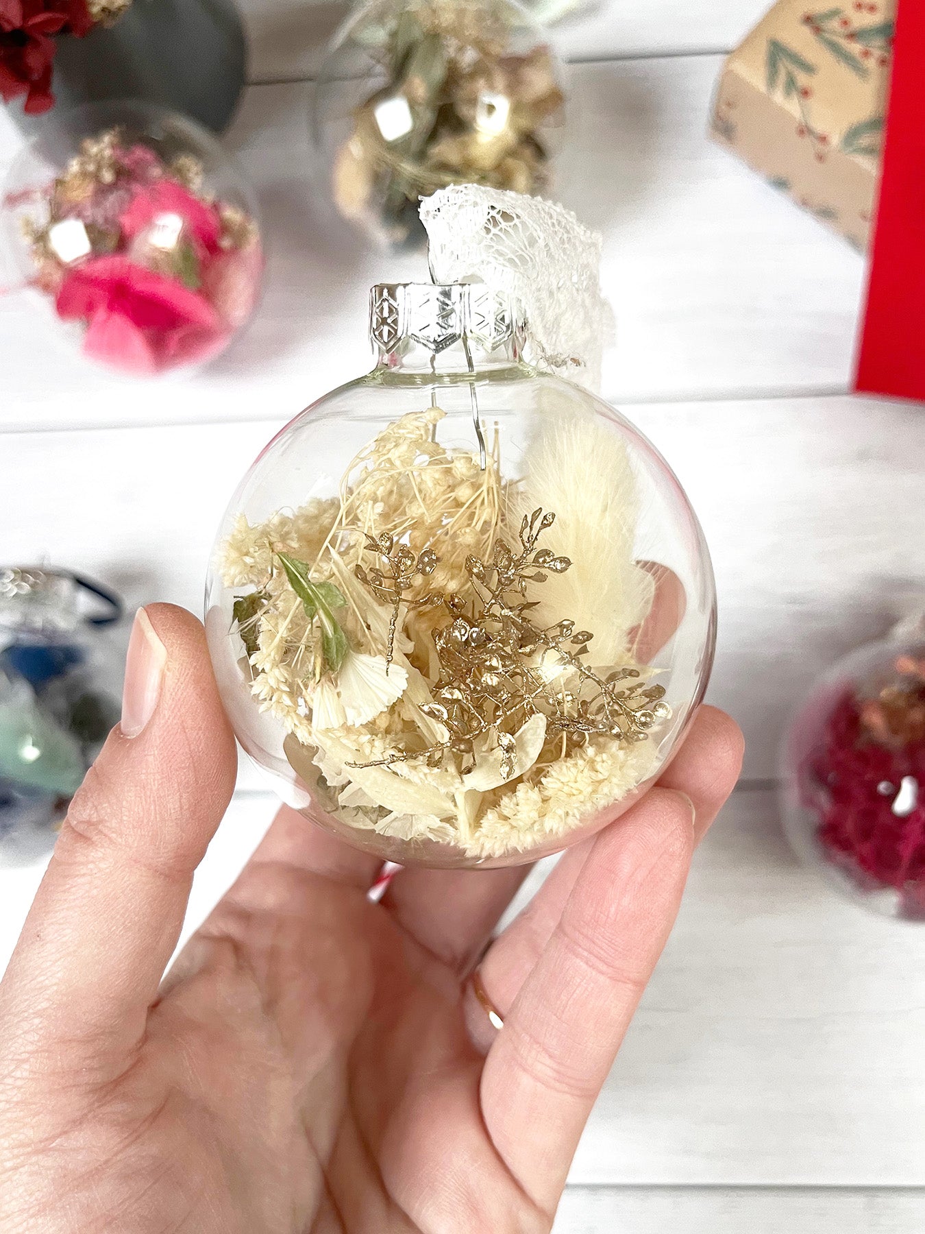 Boule de Noël en verre et fleurs séchées