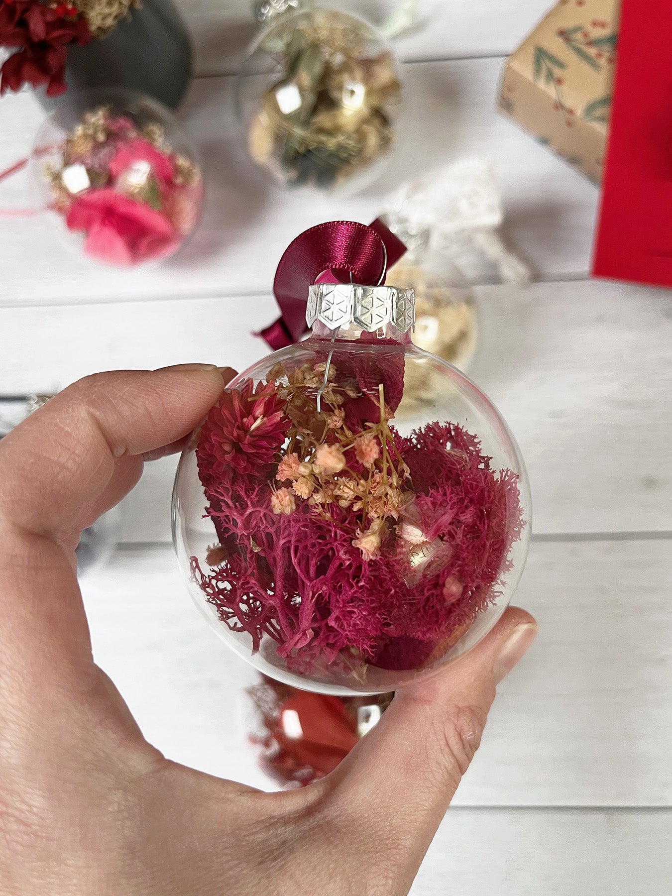 Boule de Noël en verre et fleurs séchées