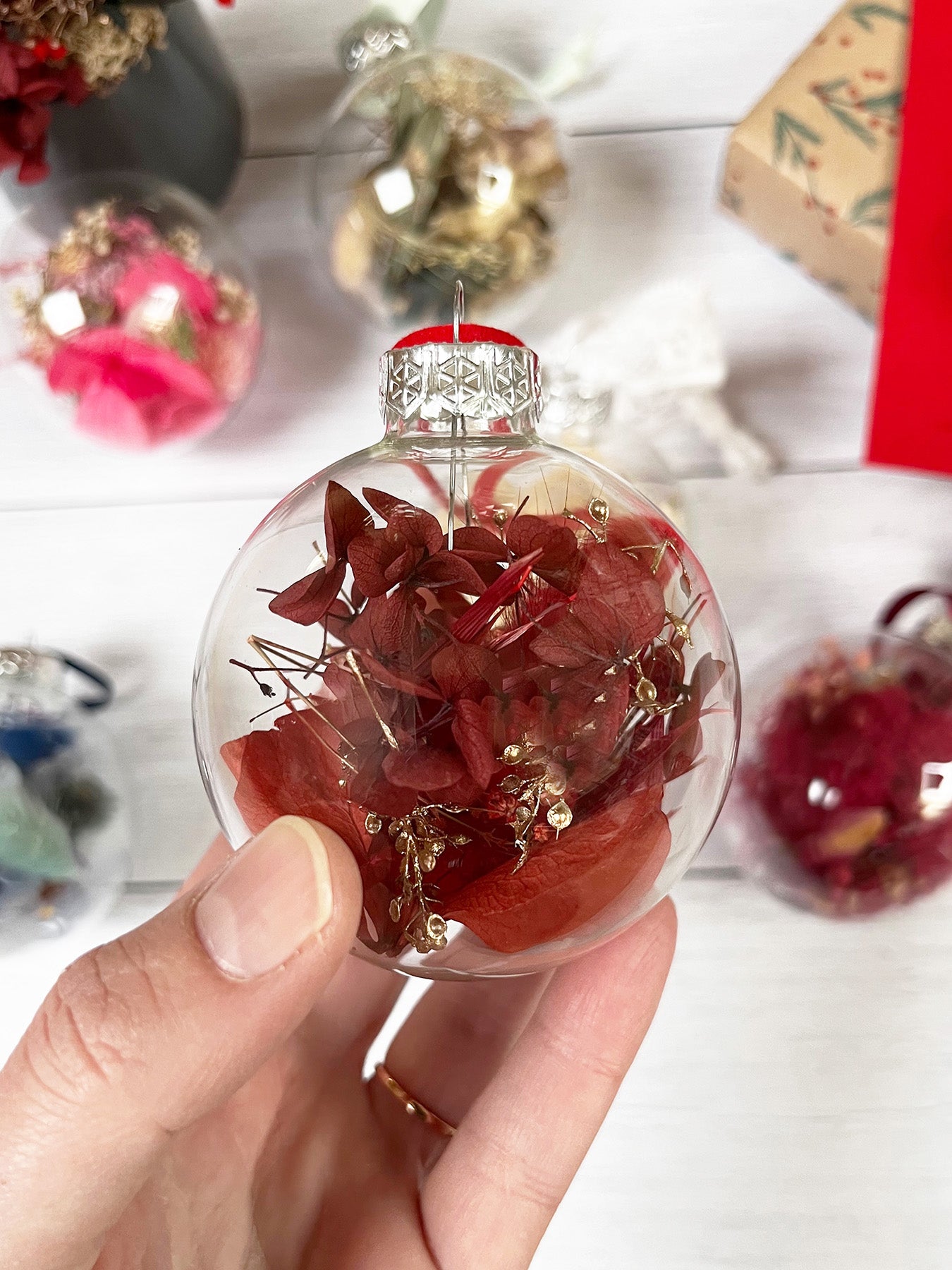 Boule de Noël en verre et fleurs séchées