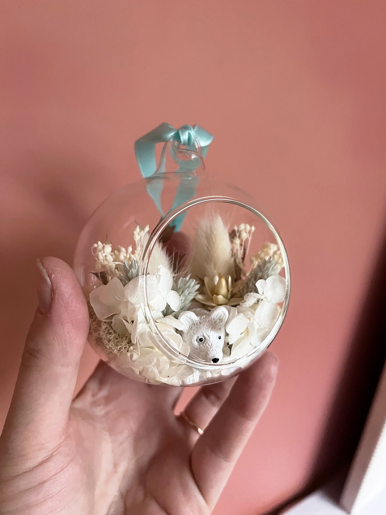 Boule de Noël avec fleurs séchées "OURS POLAIRE"