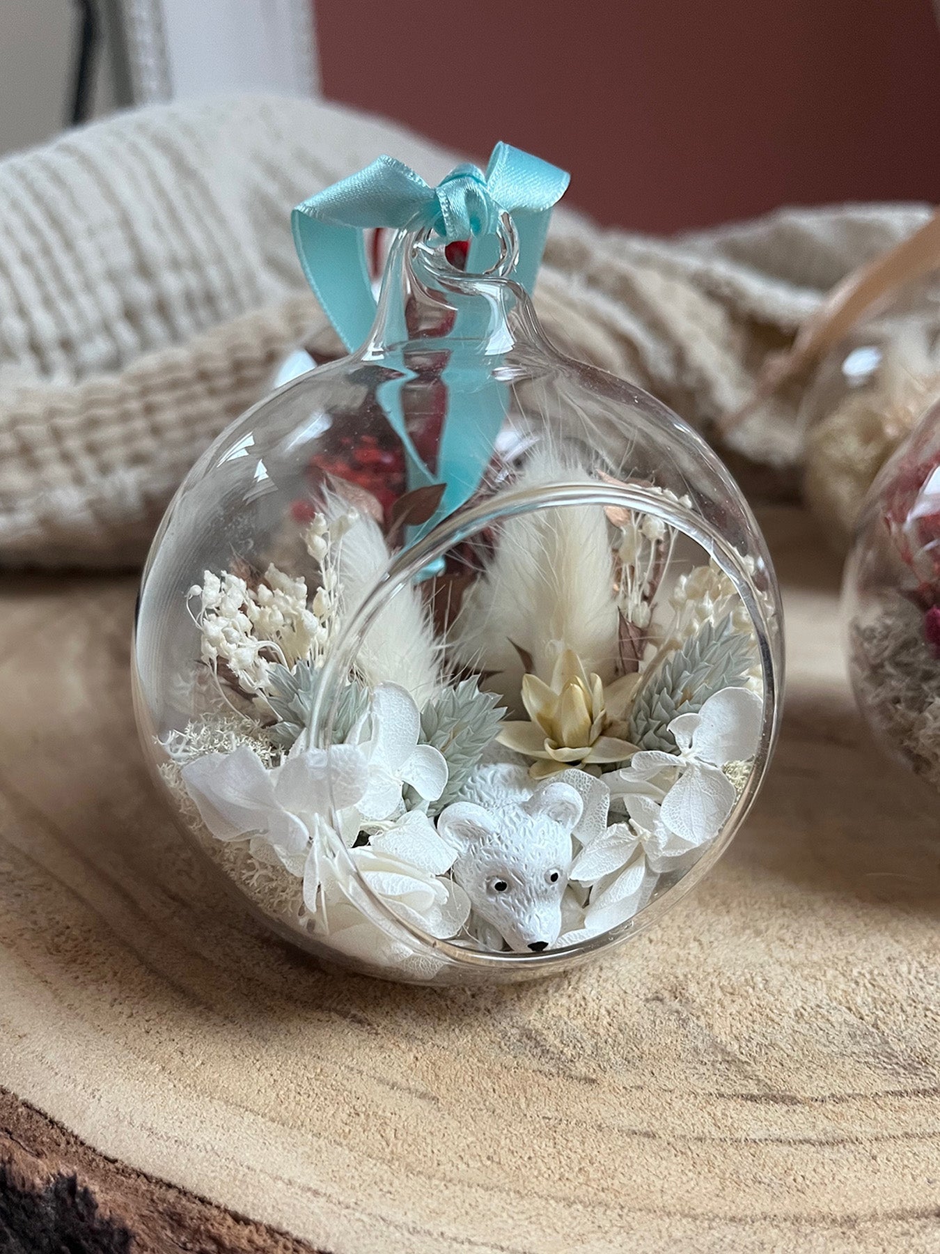 Boule de Noël avec fleurs séchées "OURS POLAIRE"