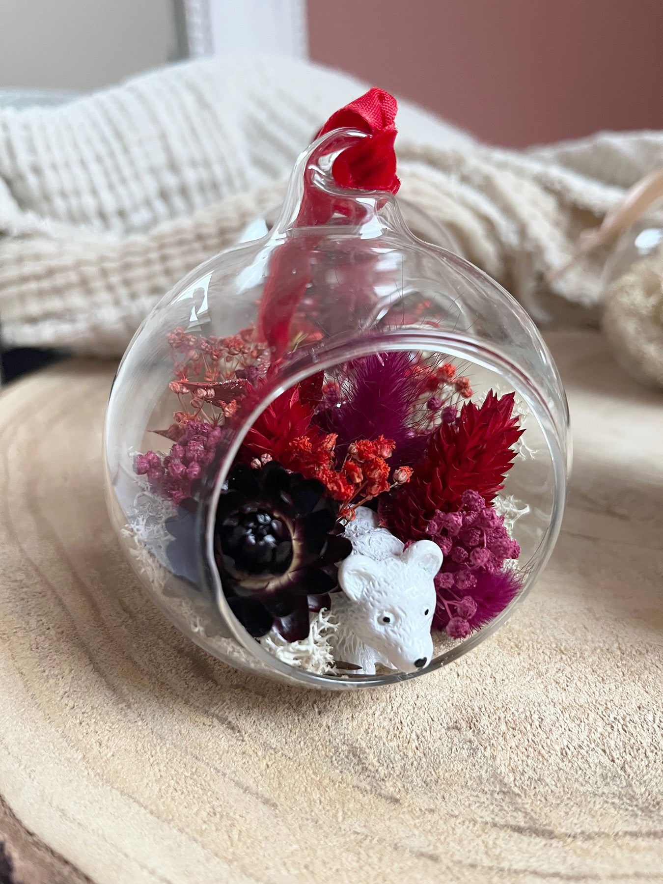 Boule de Noël avec fleurs séchées "OURS POLAIRE"