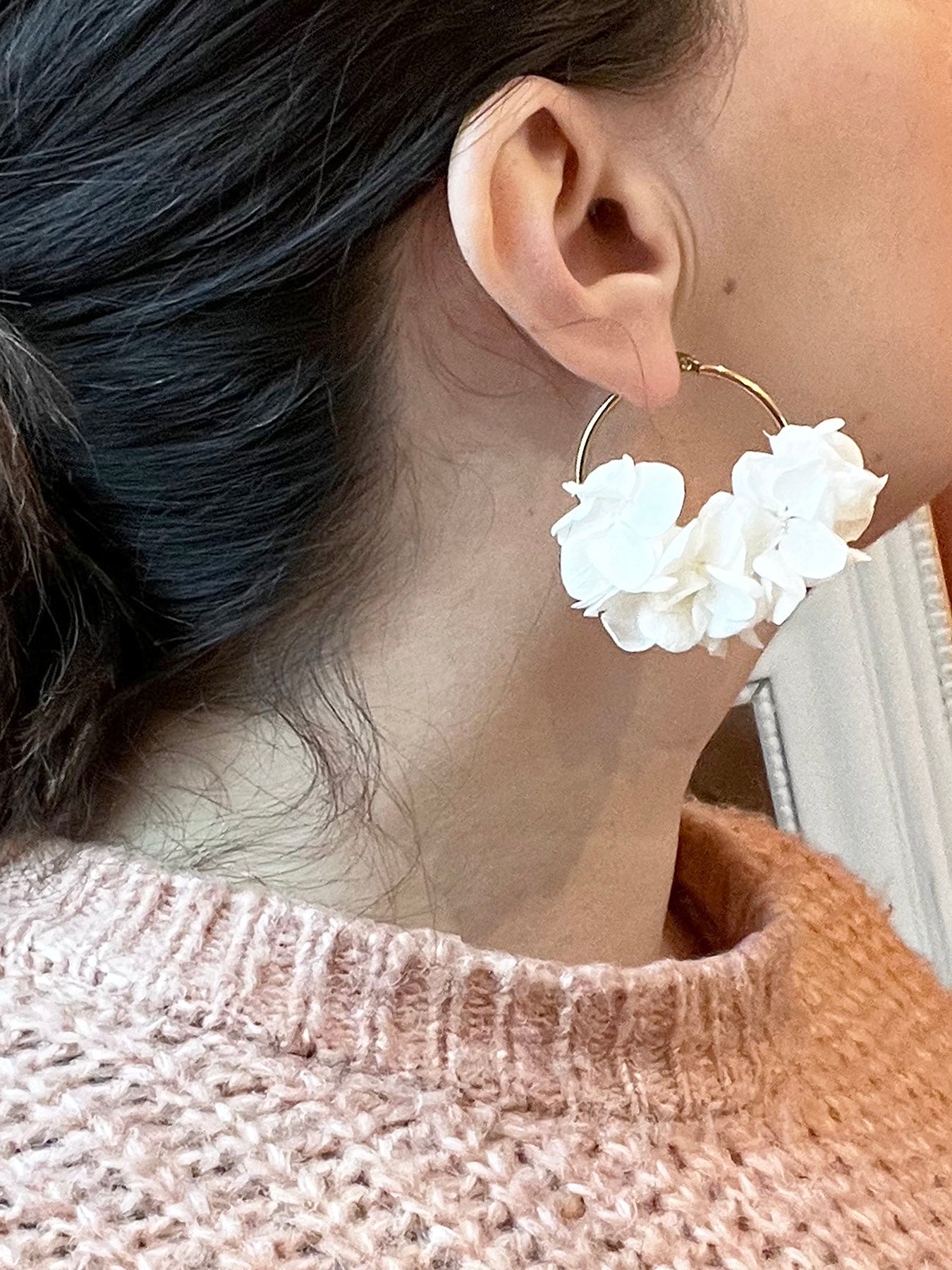 Créoles en acier inoxydable et hortensia stabilisé blanc