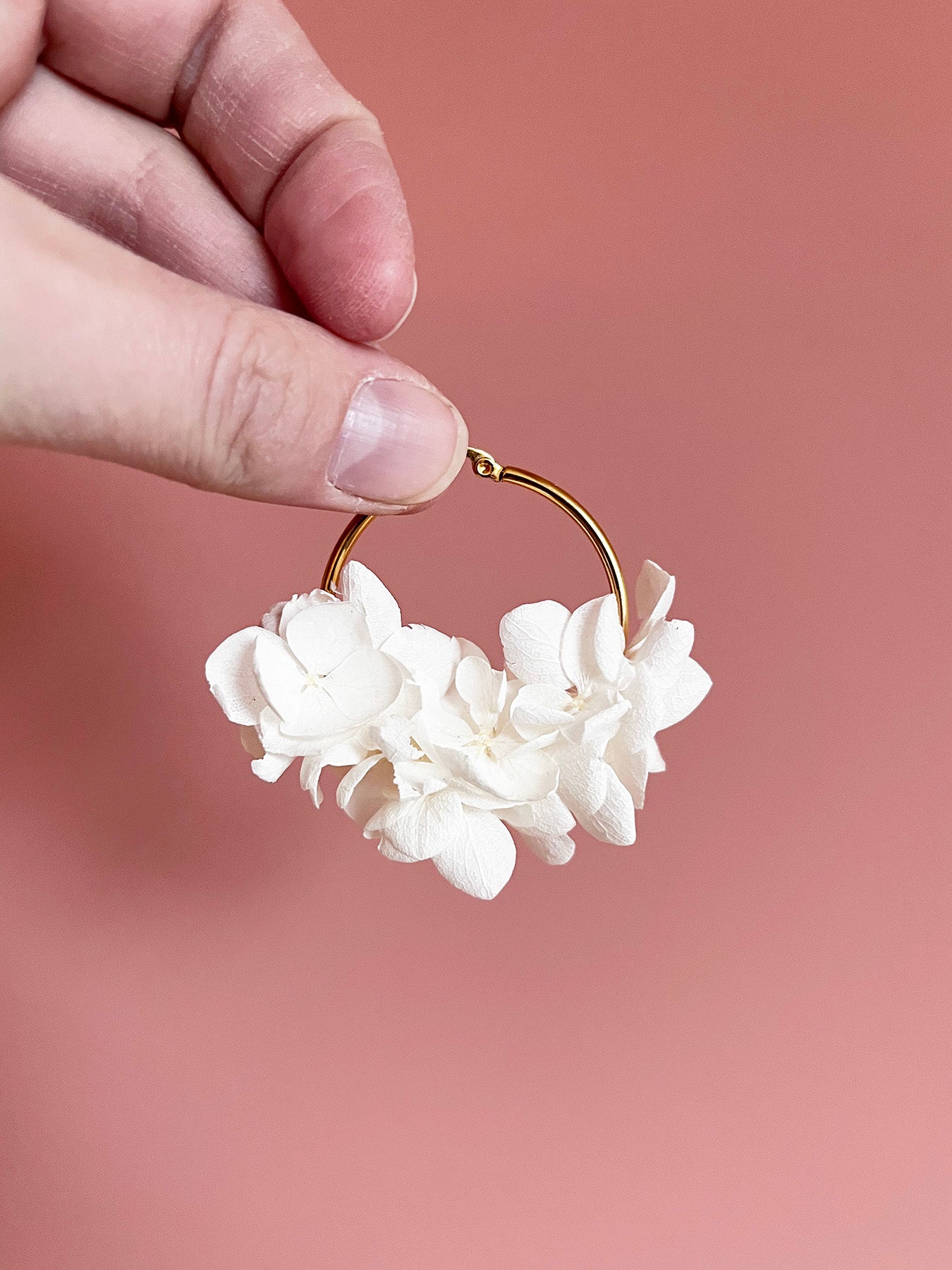 Créoles en acier inoxydable et hortensia stabilisé blanc