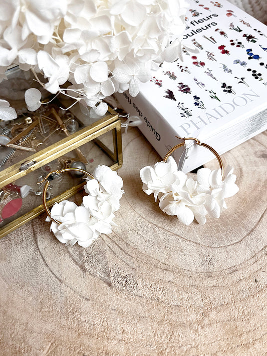 Créoles en acier inoxydable et hortensia stabilisé blanc