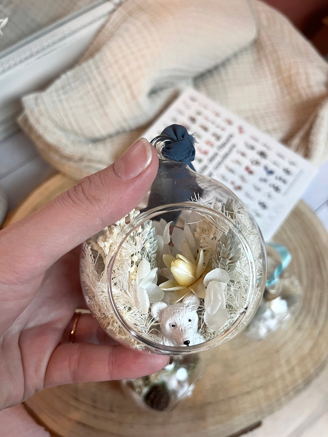 Boule de Noël avec fleurs séchées "OURS POLAIRE"