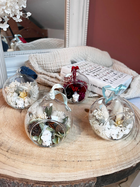 Boule de Noël avec fleurs séchées "OURS POLAIRE"