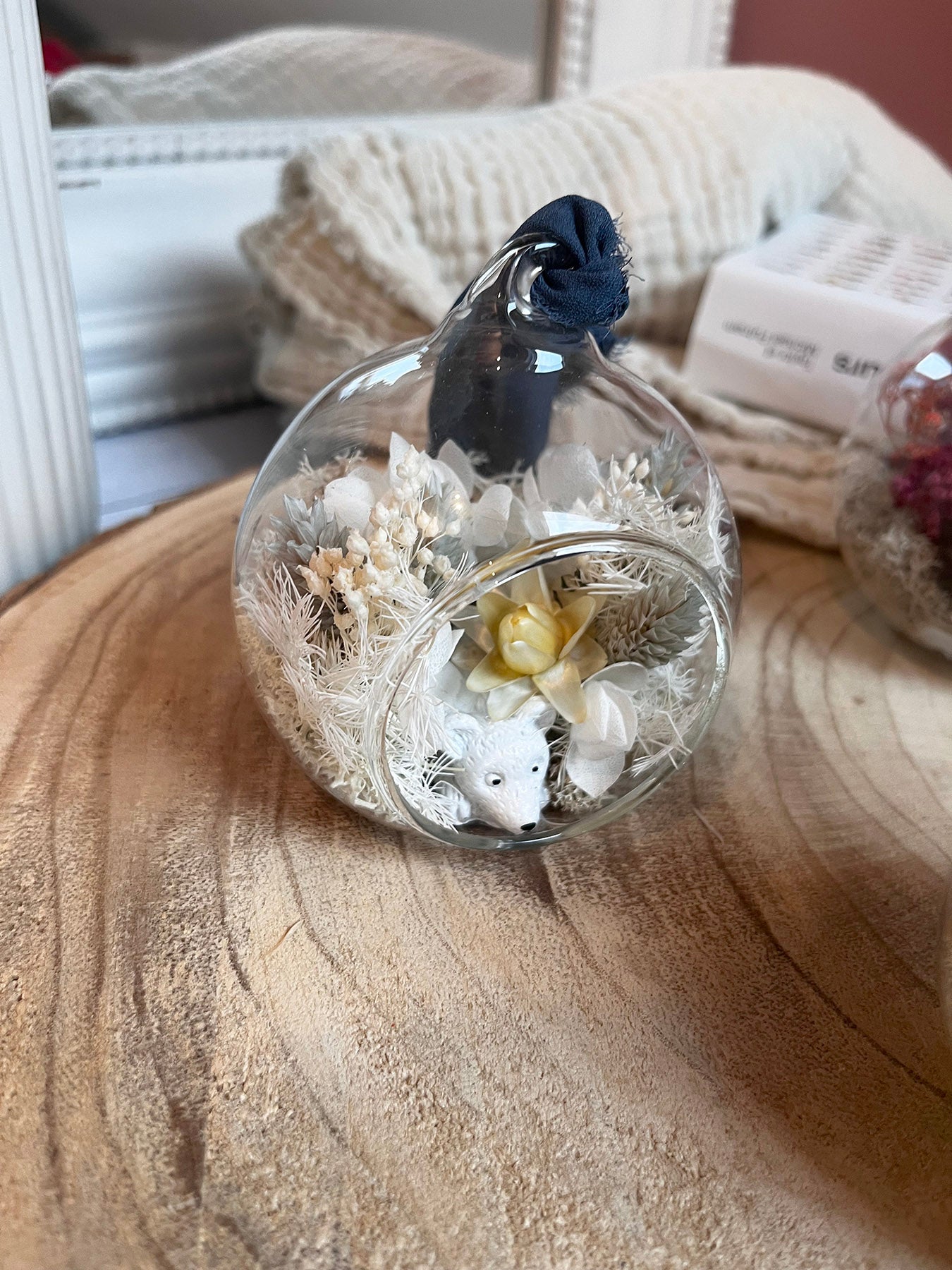 Boule de Noël avec fleurs séchées "OURS POLAIRE"