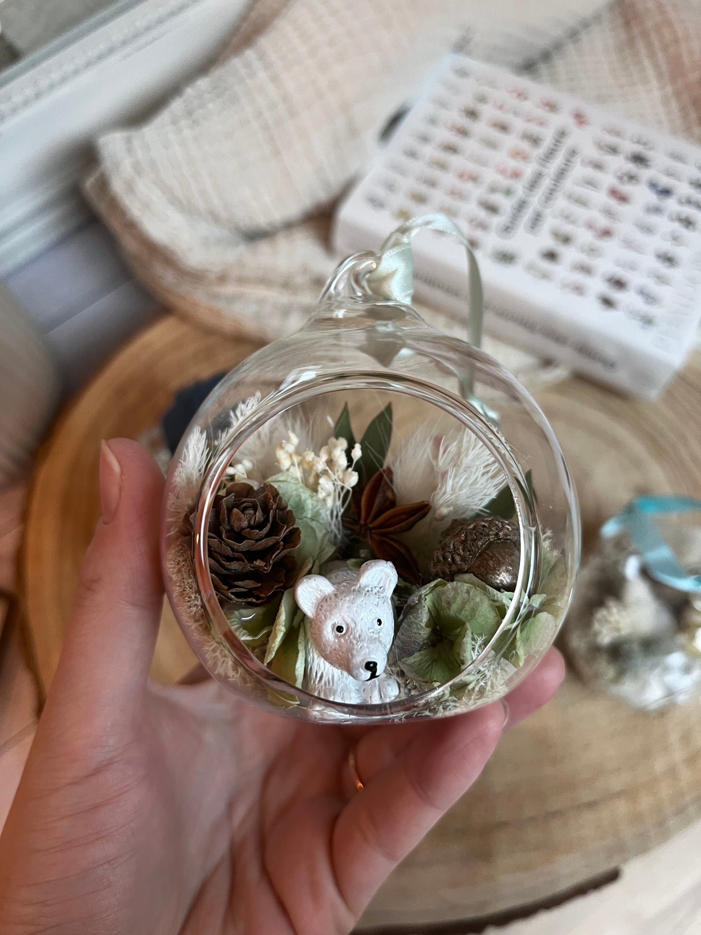 Boule de Noël avec fleurs séchées "OURS POLAIRE"