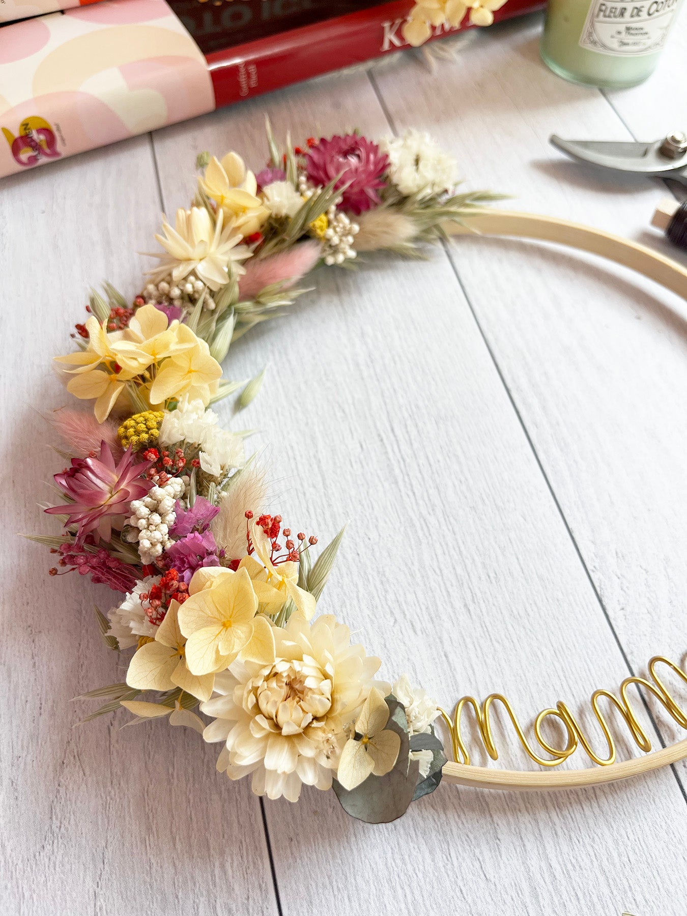 Couronne de fleurs séchées multicolore MAMAN