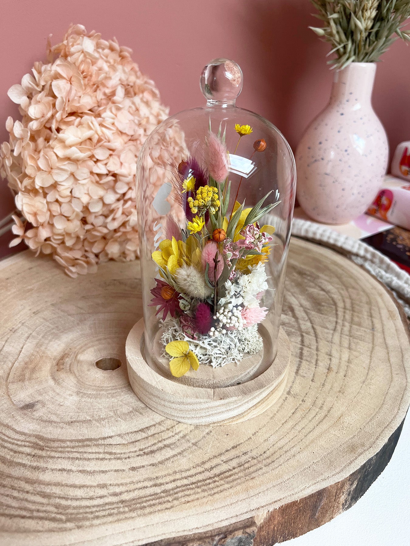 Cloche de fleurs séchées MAMAN tons roses et jaunes