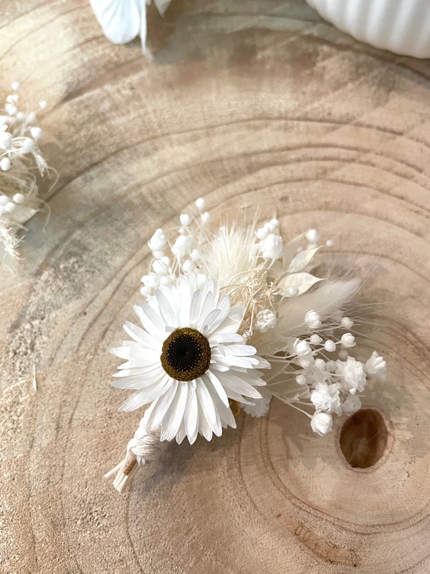 Peigne de mariée sur mesure et sa boutonnière assortie