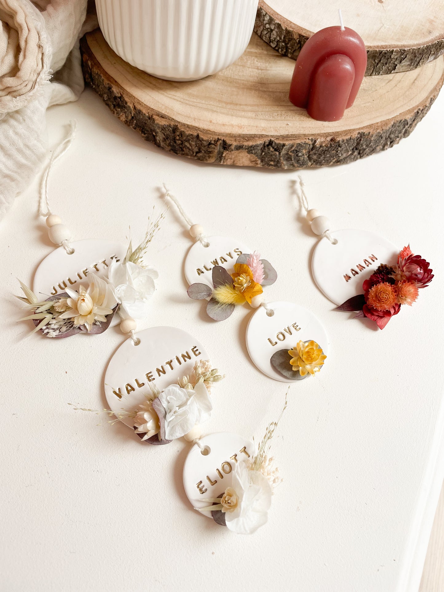 Suspension en argile et fleurs séchées