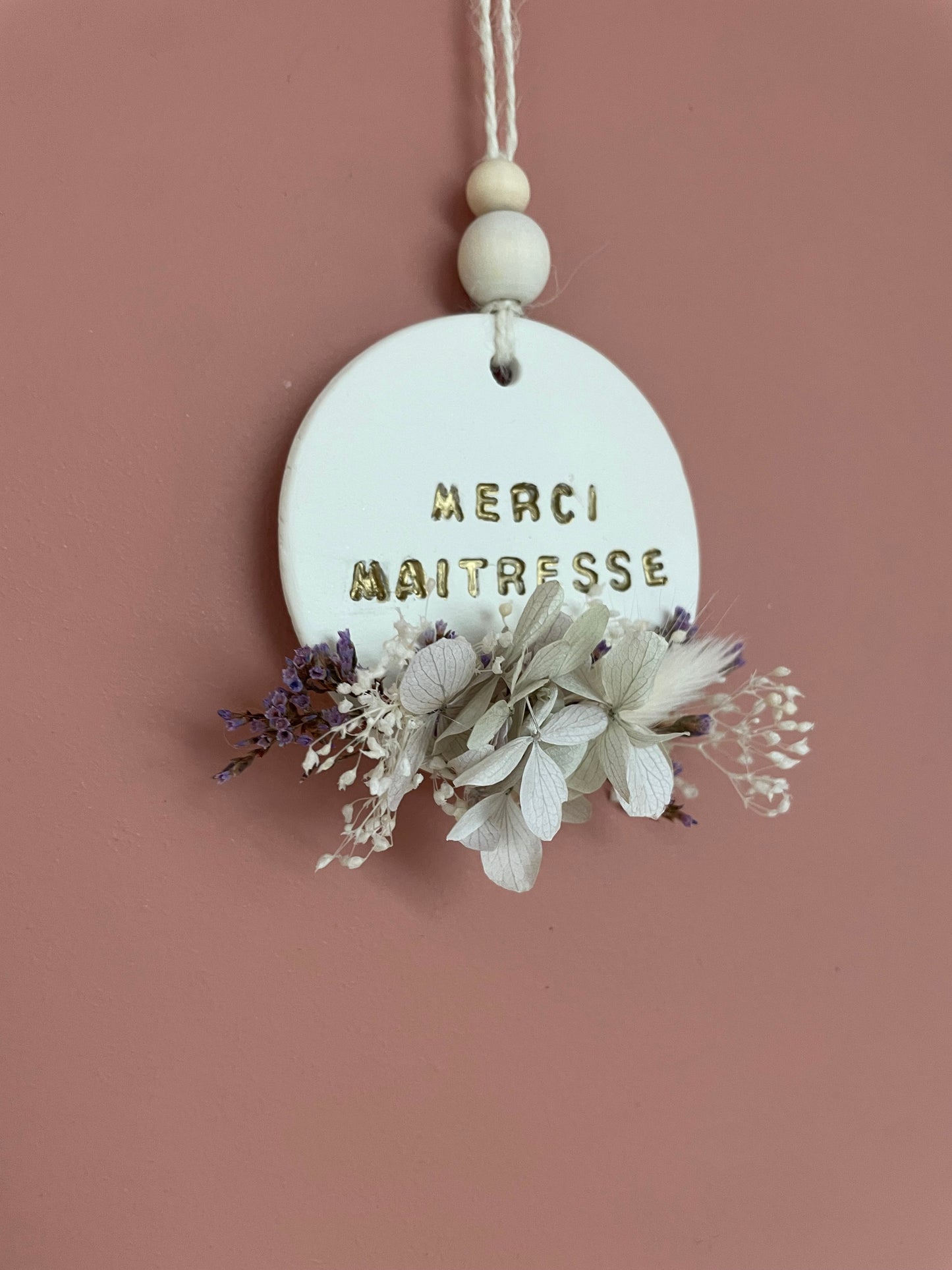 Suspension en argile et fleurs séchées